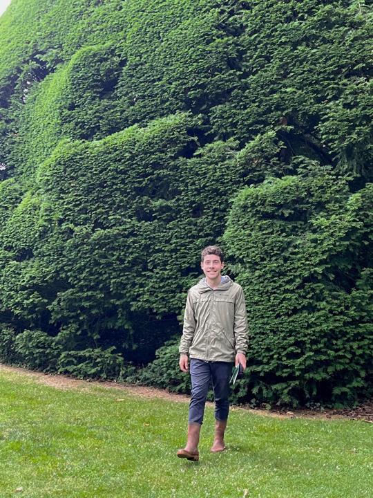 Tristan Bellier, paysagiste, dans un jardin