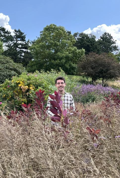 Tristan Bellier dans un jardin naturaliste de graminées